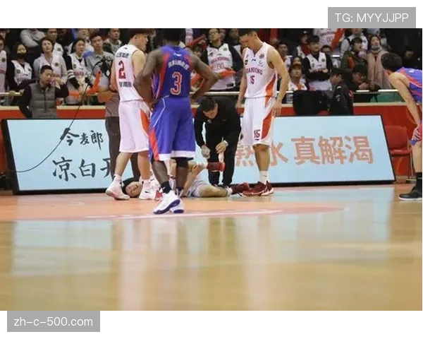 长沙勇胜高岩比赛中受伤离场 后卫线轮换面临考验 长沙勇胜高岩比赛中受伤离场 后卫线轮换面临考验